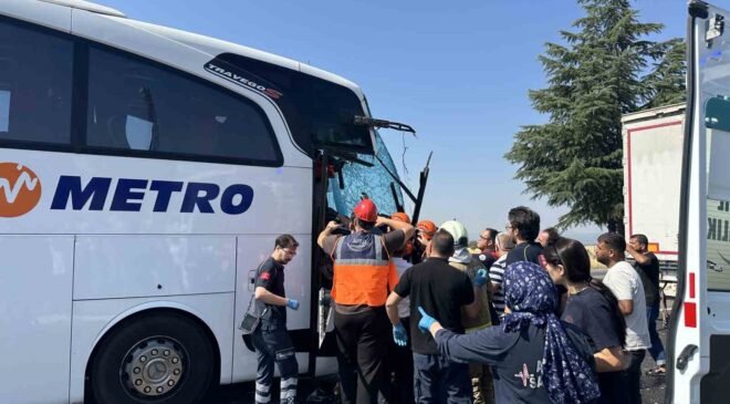 Uşak’ta yolcu otobüsü kamyona arkadan çarptı: 1’i ağır 8 yaralı
