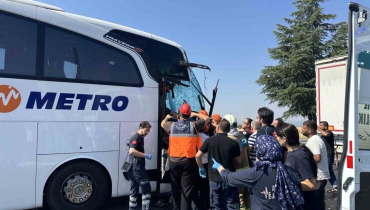 Uşak’ta yolcu otobüsü kamyona arkadan çarptı: 1’i ağır 8 yaralı