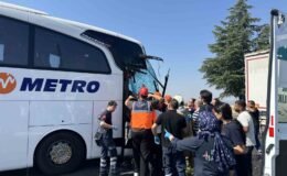 Uşak’ta yolcu otobüsünün kamyona arkadan çarptığı kazada ağır yaralanan muavin hayatını kaybetti