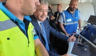 Vali Yılmaz, yerli ve milli elektrikli lokomotif E5000’i sürdü