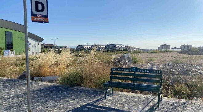 Vatandaşın taşta oturarak otobüs beklediği durağa bank konuldu