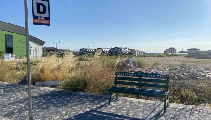 Vatandaşın taşta oturarak otobüs beklediği durağa bank konuldu