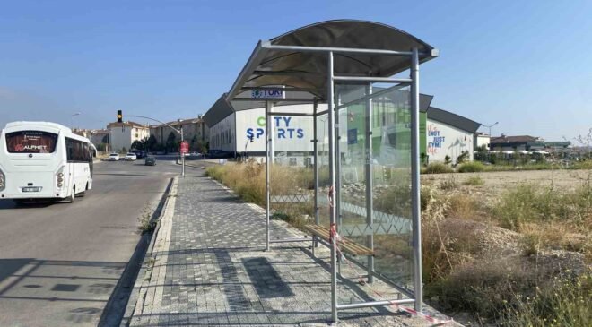 Vatandaşların tepkisi sayesinde bank gitti yerine otobüs durağı geldi