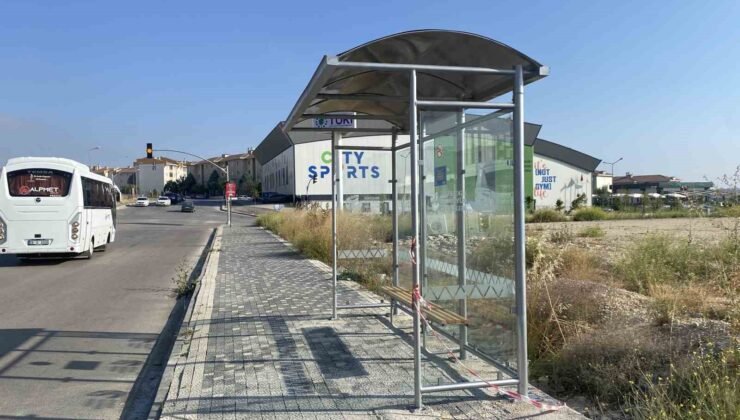Vatandaşların tepkisi sayesinde bank gitti yerine otobüs durağı geldi