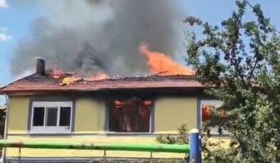 Yangında iki katlı ev kullanılamaz hale geldi