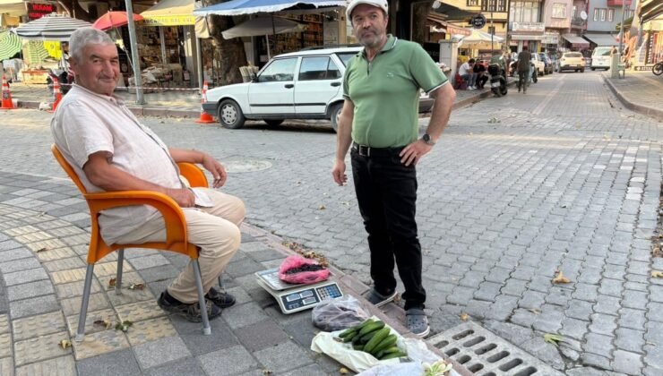 Yaşına rağmen tarlasında yetiştirdiği doğal ürünleri pazarda satıyor