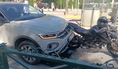 Yayalara yol veren motosikletliye otomobil çarptı