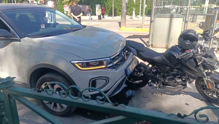 Yayalara yol veren motosikletliye otomobil çarptı