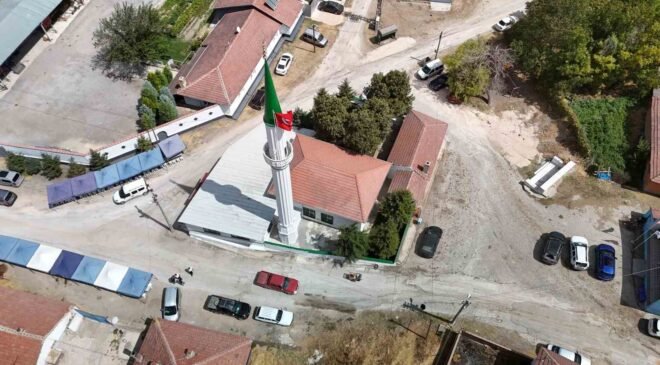 Yıldırım düşmesi sonucu ağır hasar alan cami el birliği için onarıldı, ibadete açıldı