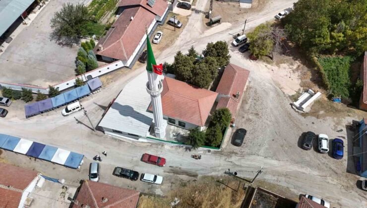 Yıldırım düşmesi sonucu ağır hasar alan cami el birliği için onarıldı, ibadete açıldı