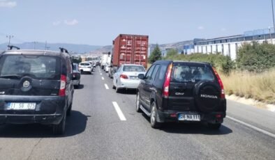Yol çalışması uzun araç kuyruklarına sebep oldu