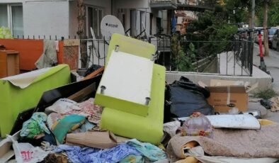 Yol kenarına bırakılan mobilyalar ve atıkların önüne geçilemiyor