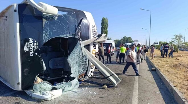 Yolcu otobüsü devrildi: 22 yaralı