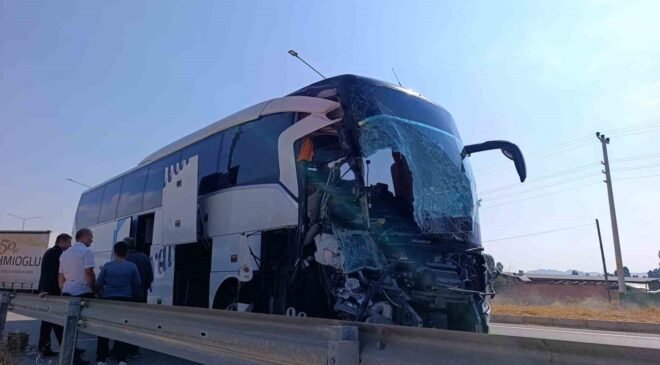 Yolcu otobüsü kamyonete çarptı: 1 ölü, 15 yaralı