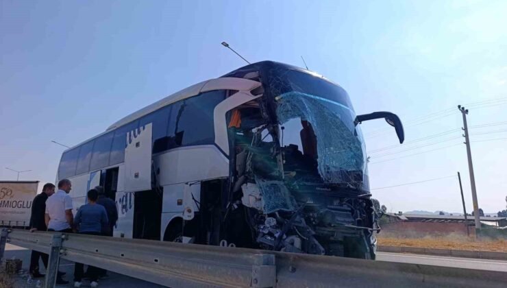 Yolcu otobüsü kamyonete çarptı: 1 ölü, 15 yaralı