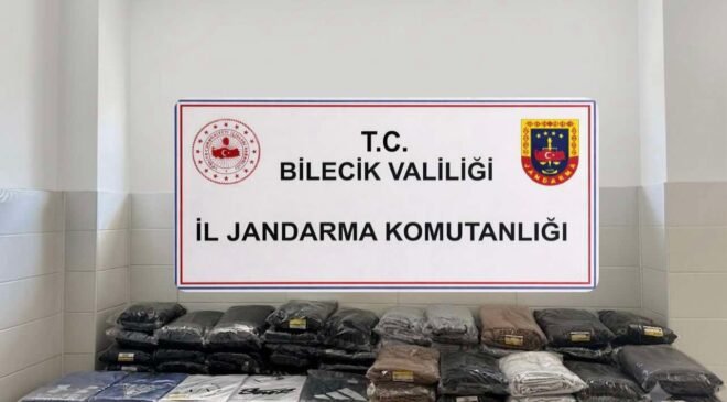 Yolcu otobüsünde 750 bin liralık kaçak giyim ele geçirildi