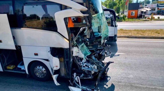 Yolcu otobüsünün çarptığı kamyonet sürücüsü hayatını kaybetti, 15 kişi de yaralandı