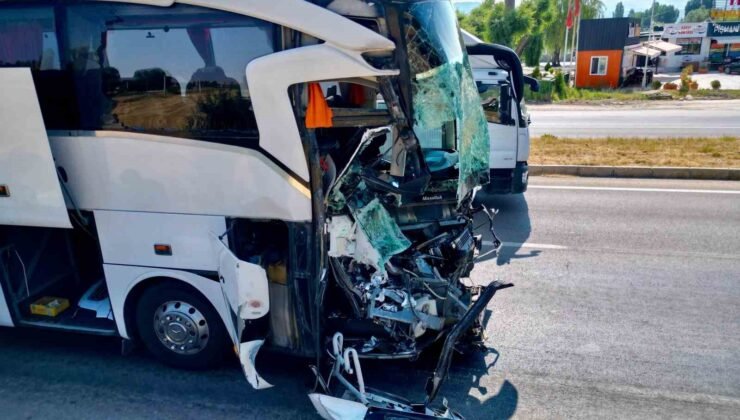 Yolcu otobüsünün çarptığı kamyonet sürücüsü hayatını kaybetti, 15 kişi de yaralandı