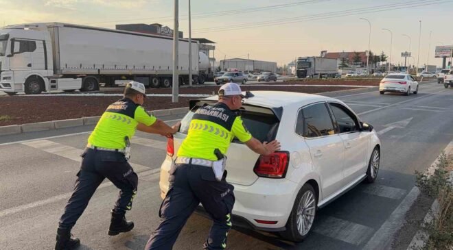 Yolda kalan sürücünün imdadına trafik jandarması yetişti