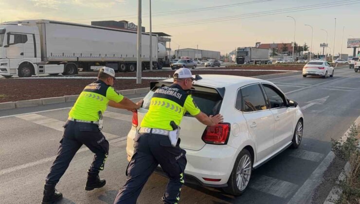 Yolda kalan sürücünün imdadına trafik jandarması yetişti