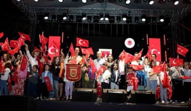 Zafer coşkusu bando ve halk oyunları gösterileri ile taçlandı