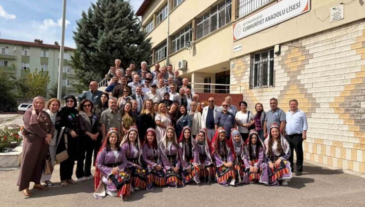 40 yıl sonra aynı okul bahçesinde buluştular