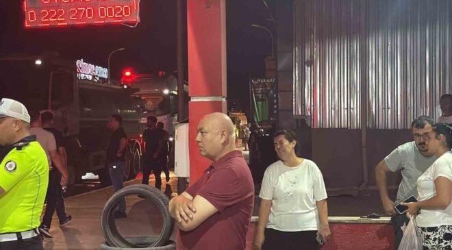 Alevlere teslim olan iş yerlerini gözyaşlarıyla izledi