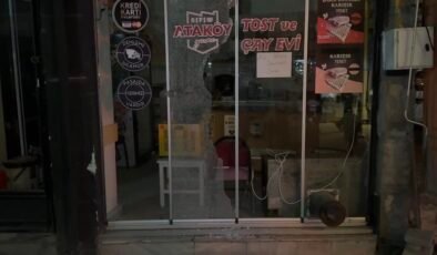 Alkollü şahıs dışlandığını düşündüğü çay ocağının camını kırdı