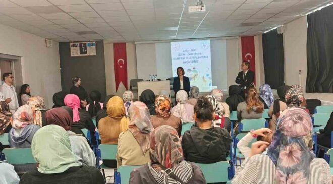 Altıntaş’ta 8. sınıf velileriyle eğitim ve sınav hazırlıkları değerlendirildi