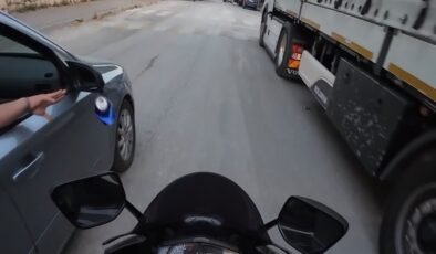 Araçtan atılan çöpü içeriye böyle geri attı