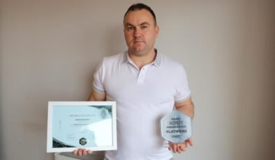 Arı kovanlarını açtığında peteklerde yeşil renkli bal ile karşılaştı