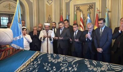 Bakan Çiftçi, Ertuğrul Gazi Türbesi’ni ziyaret etti, hafızlık öğrenimi gören öğrenciye bisiklet hediye etti