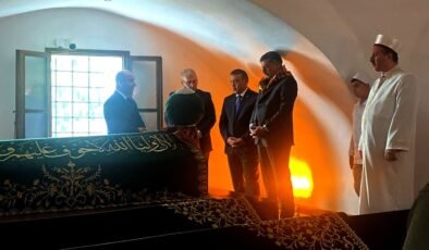 Bakan Çiftçi, Şeyh Edebali Türbesi’ni ziyaret etti