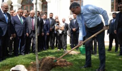 Bakanı Çiftçi, adını taşıyan çınar fidanını dikerek can suyu verdi