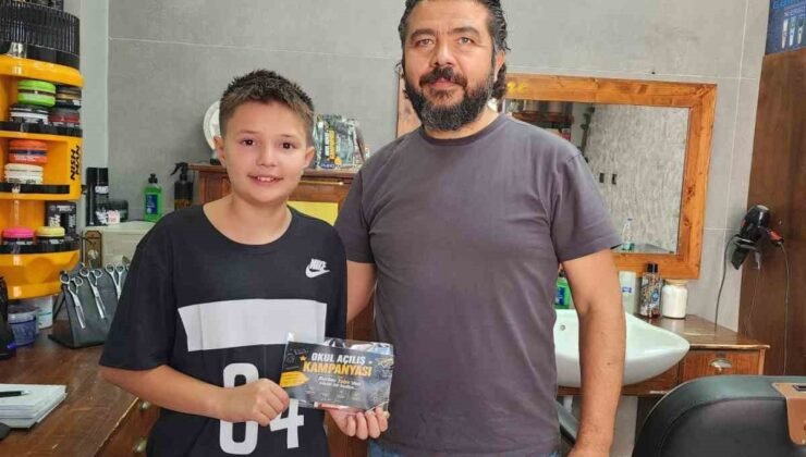 Berberden okul öncesi traş olmaya gelen öğrencilere anlamlı hediye