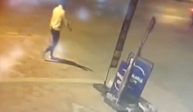 Bilecik’te 2 farklı bölgede araçlara zarar vererek lastikleri kesen şahıs güvenlik kamerasına yansıdı