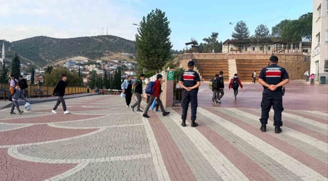Bilecik’te okul çevrelerinde sıkı denetim: 397 şahıs kontrol edildi