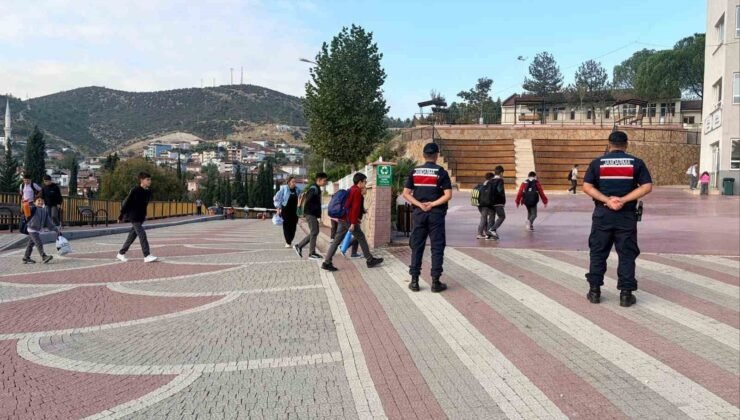 Bilecik’te okul çevrelerinde sıkı denetim: 397 şahıs kontrol edildi