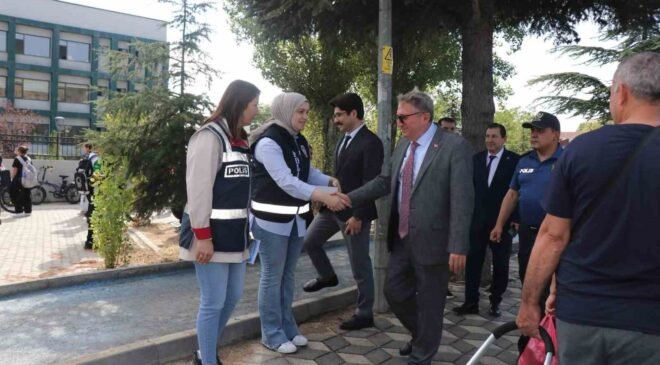 Bilecik’te okul önlerinde yaya ve sürücülere trafik bilgilendirmesi
