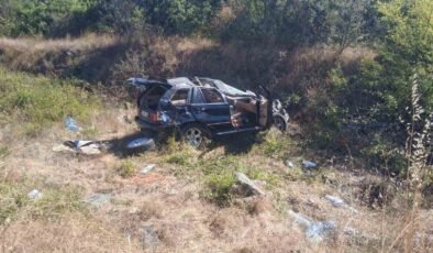 Bilecik’te otomobil refüje çarptı: 2 yaralı