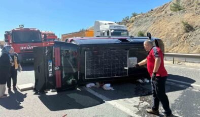 Bilecik’te ticari araç devrildi: 3 yaralı