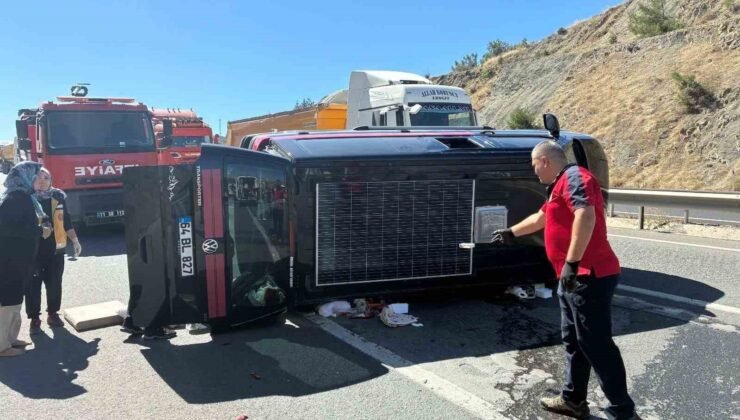 Bilecik’te ticari araç devrildi: 3 yaralı