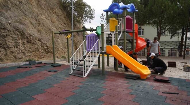 Çocuk park ve oyun alanları yenileniyor zeminleri kauçukla kaplanıyor