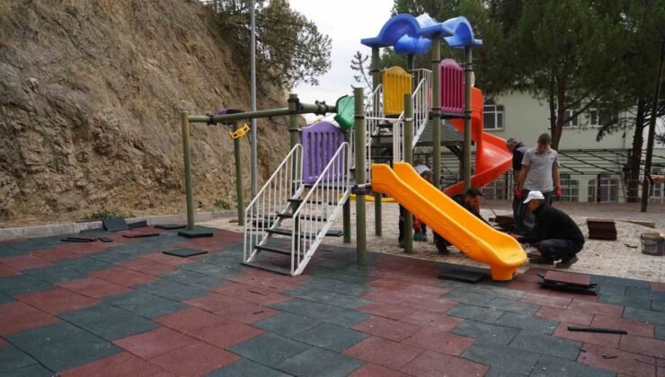 Çocuk park ve oyun alanları yenileniyor zeminleri kauçukla kaplanıyor