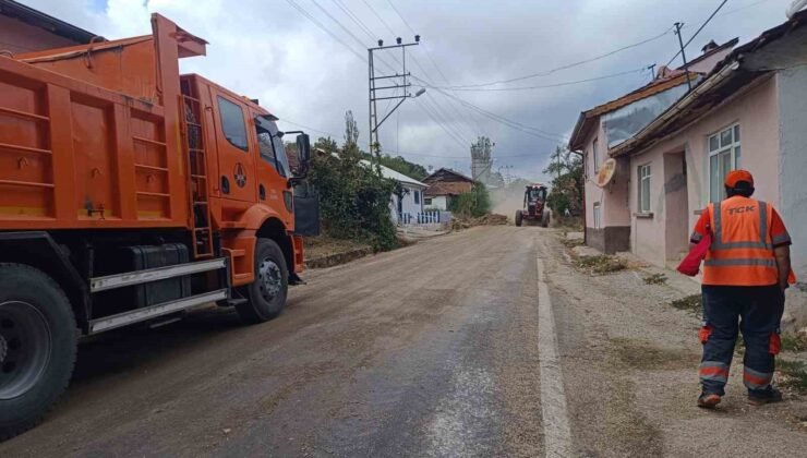 Dar olan köy yolu Karayolları ekiplerince genişletiliyor