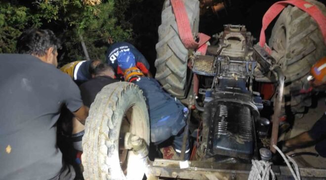 Devrilen traktörün altında kalan sürücü kurtarıldı