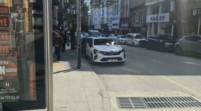 Duyarsız sürücü minibüsçüleri çileden çıkardı
