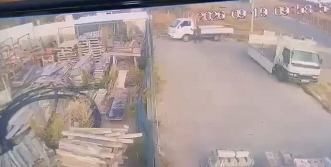 El frenini çekmediği kamyonetin altında kalan sürücü hayatını kaybetti