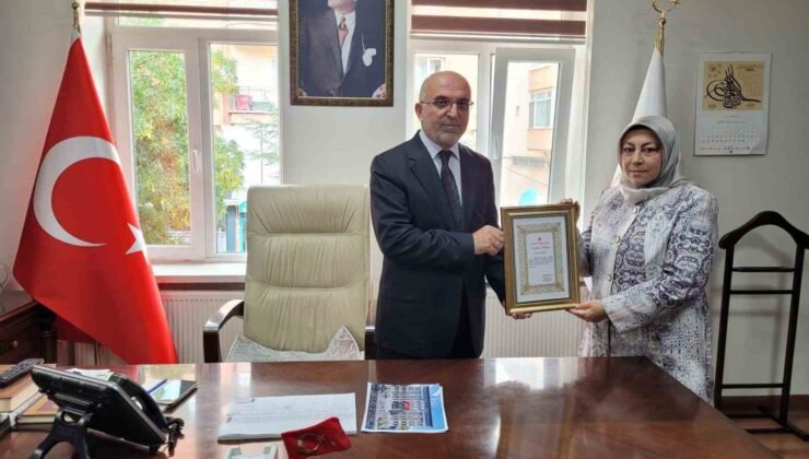 Emekli ikramiyesinin tamamını müftülük binasının yapımına bağışladı