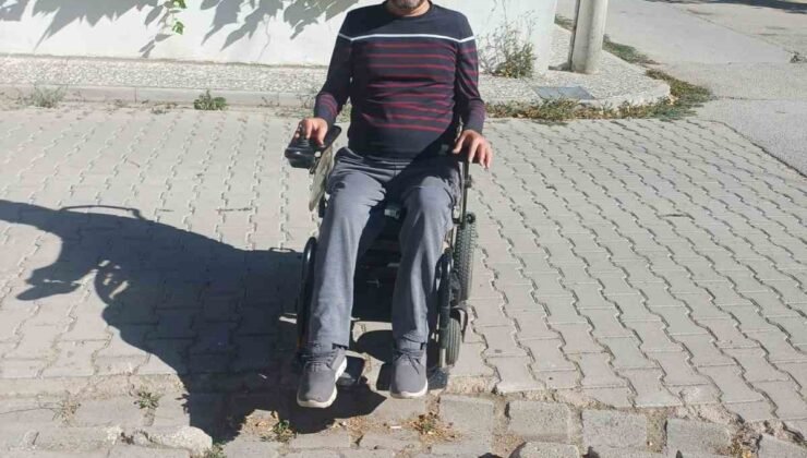 Engelli vatandaşlar bozulan kaldırımı kullanamıyor